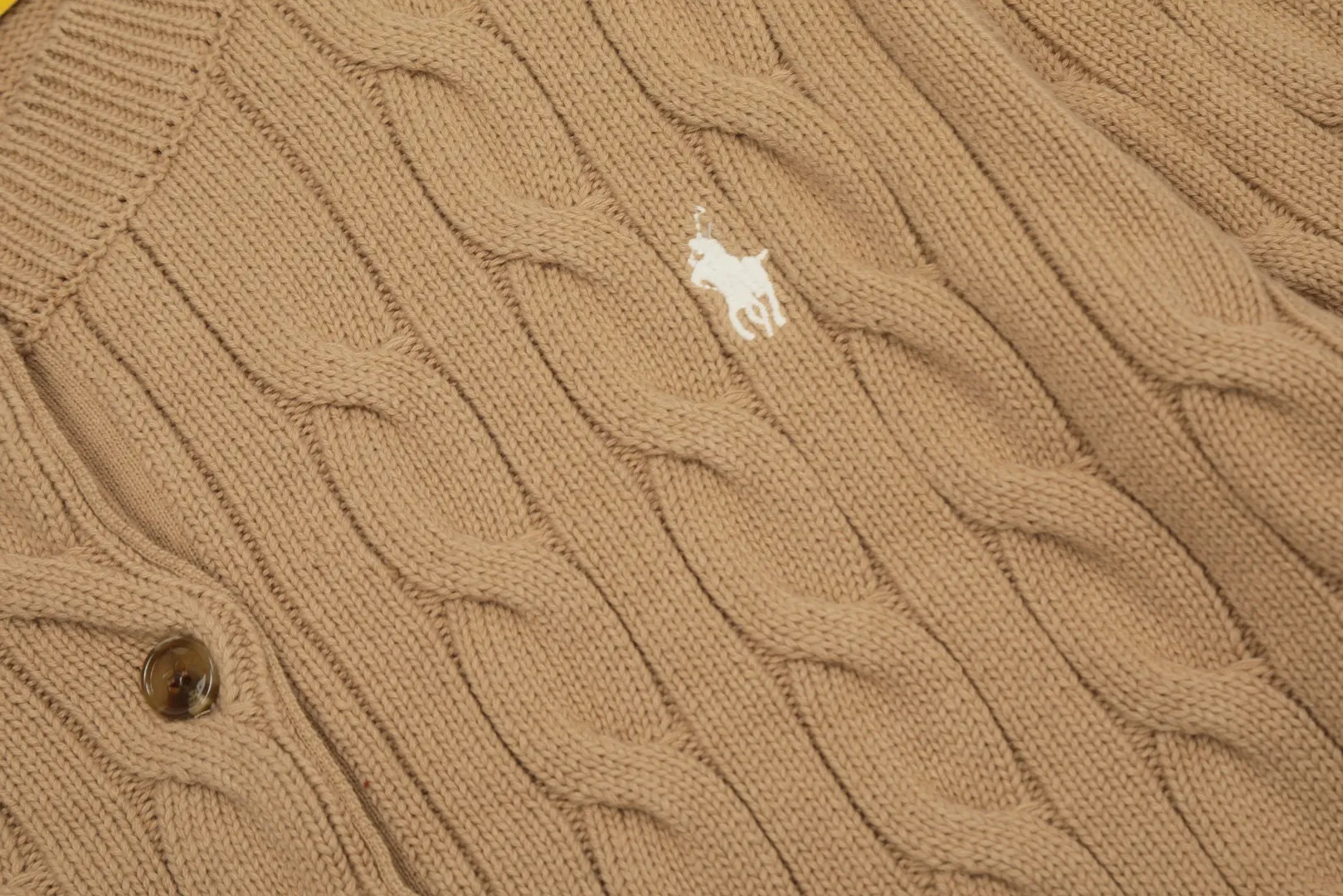 P230 Top quality" Style number: DS006# (not off the shelves all year round) [Ralph Lauren round neck solid color pony embroidery logo twist knitted cardigan] ✅Ralph Lauren Ralph Lauren classic basic versatile knitted cardigan jacket for all seasons ✅Main supplier platform live broadcast Wholesale entity Replacement if out of stock Not off the shelf ✅ZP quality 1:1 version Scan the code to enter the GF website Counter quality ✅Detailed quality The only one in Guangzhou Imported quality cotton yarn Focus on high-end, cost-effective, and good quality. Needless to say, the version is restored to the original version. The maximum size can be worn up to 160 pounds. Loose, comfortable and stress-free. ✅The upper body is simple and easy to match. A must-have for goddess ootd. Good-looking clothes are never picky. Must-have items in goddess wardrobe. Size: S- Navy blue white label Navy blue red label